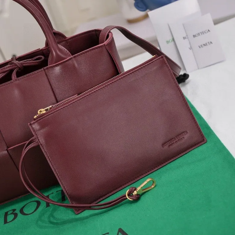 Batch 1460 🔥🔥🔥BV mini tote bag🟡🟡🟡Arco tote finally has a mini version this season. I love this size💯I have always been fond of tote bags because it has no complicated design, is simple and neat, and is easy to match with daily clothes🍒🍒Key point key point! It comes with a detachable shoulder strap, suitable for commuting and casual wear for any occasion👏👏Model number: 9894#, size: 25x16x8cm
